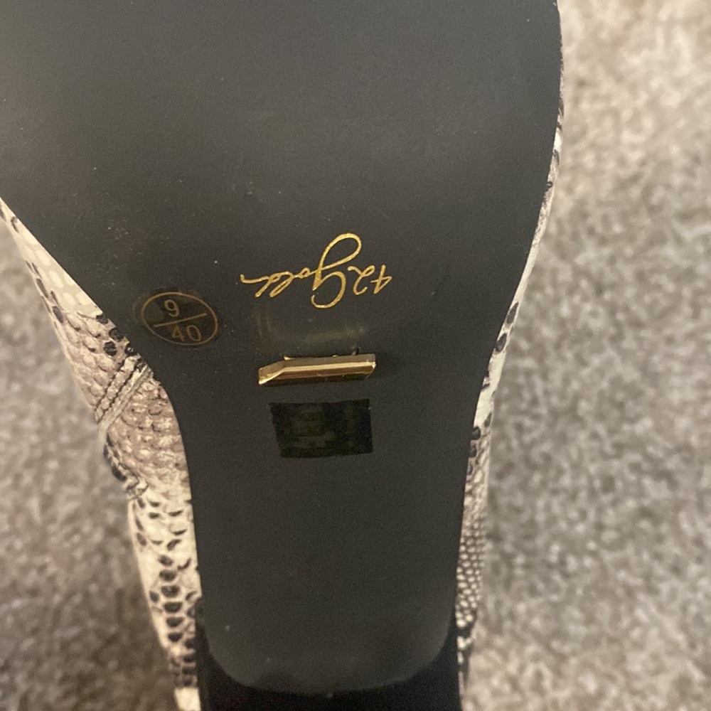 Women’s Heel - Picture 9 of 11